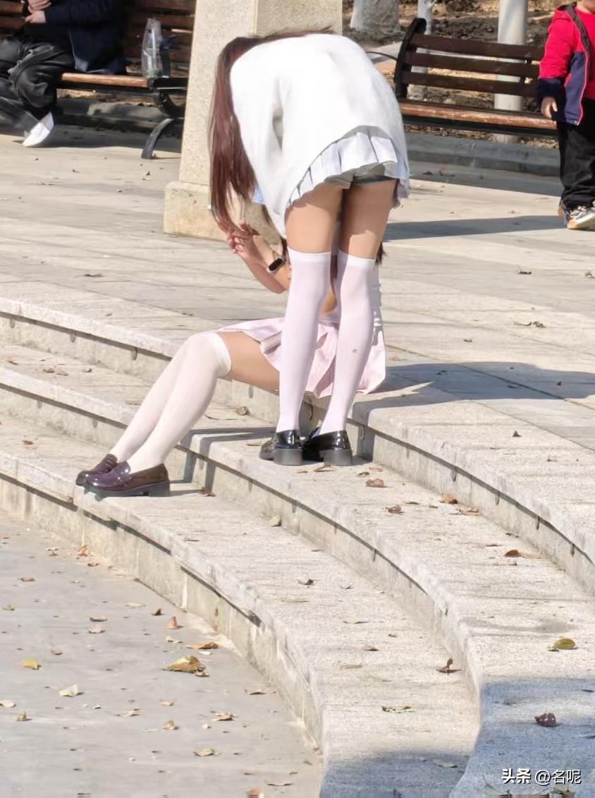 又到乱穿衣服的时候
公园里面到处都是秀身材的
直接把我老公看呆了

年轻真好，不