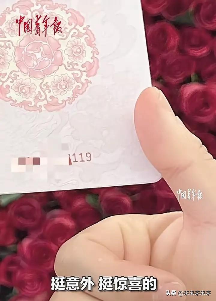 解释不清了！辽宁消防员和护士领证，结婚证尾号刚好119和120，工作人员都看呆了