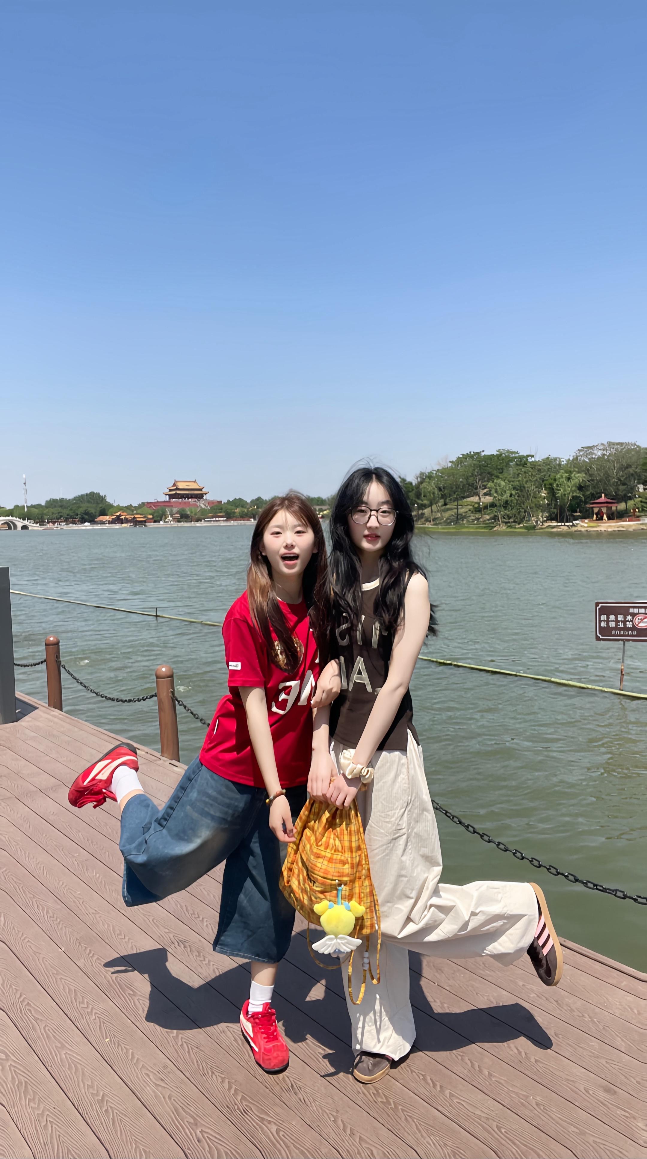我有一个朋友  她很漂亮对我很好  虽然贱贱的  但我喜欢跟他玩