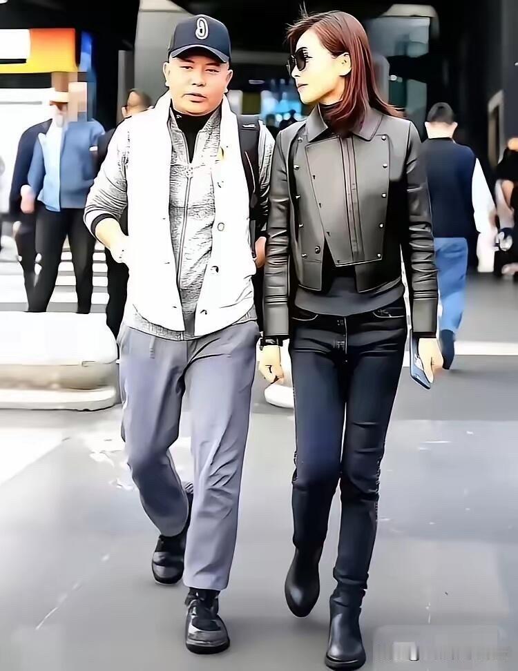原来他们是明星夫妻，刘涛皮肤白皙，侧颜完美，五官立体，鼻梁高挺，她本人比照片还要