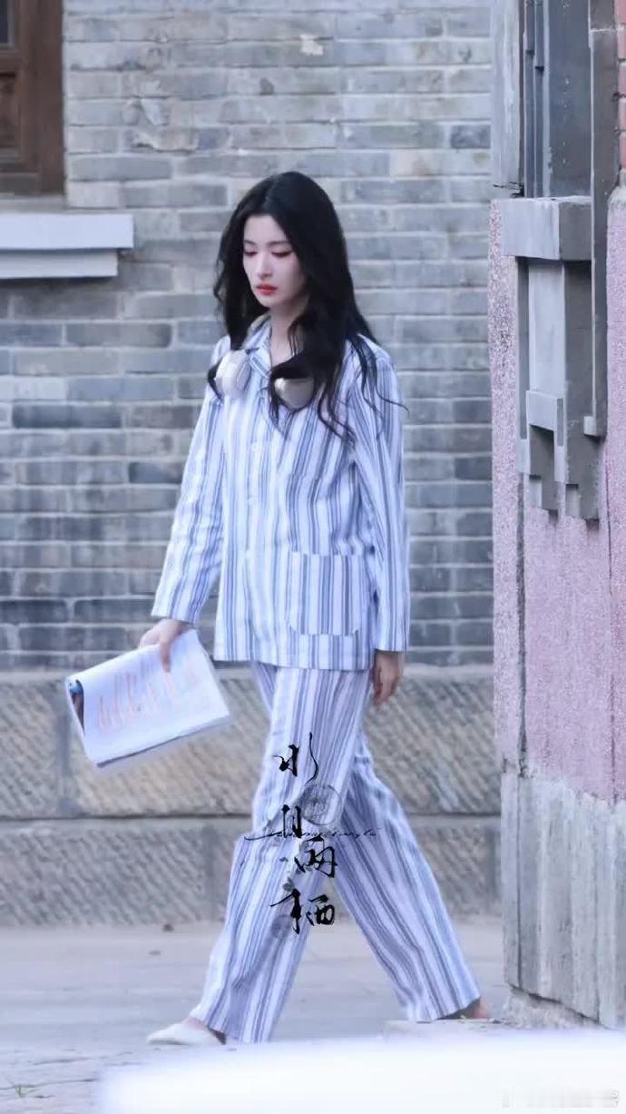王楚然穿病号服都美成这样了 《这一秒过火》路透太绝！病号服也遮不住的清冷感，隔着