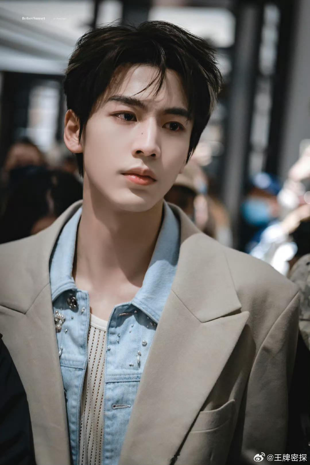 #差点亲到张凌赫#卧槽烙铁张凌赫没有一点技巧，纯帅[苦涩]春天是张凌赫的统治区吗