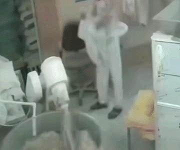 男子穿衣太随便了，在搅拌机旁边不系扣子，结果衣服被机器卷进去了。

幸亏他力气大