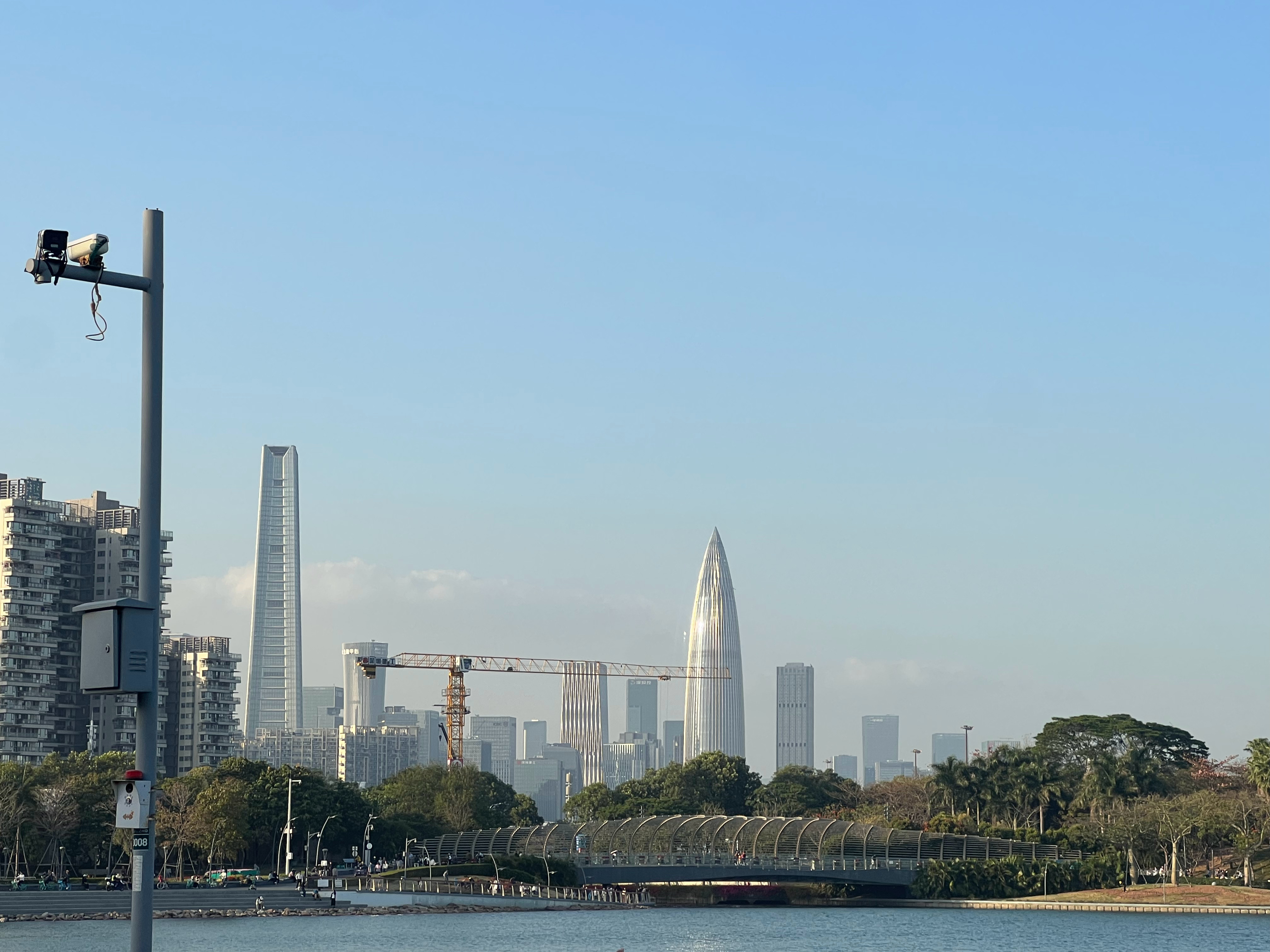 什么都可以贬值，自己的心干万别贬值，否则我们的人生就更不值钱了。 早安！深圳！ 