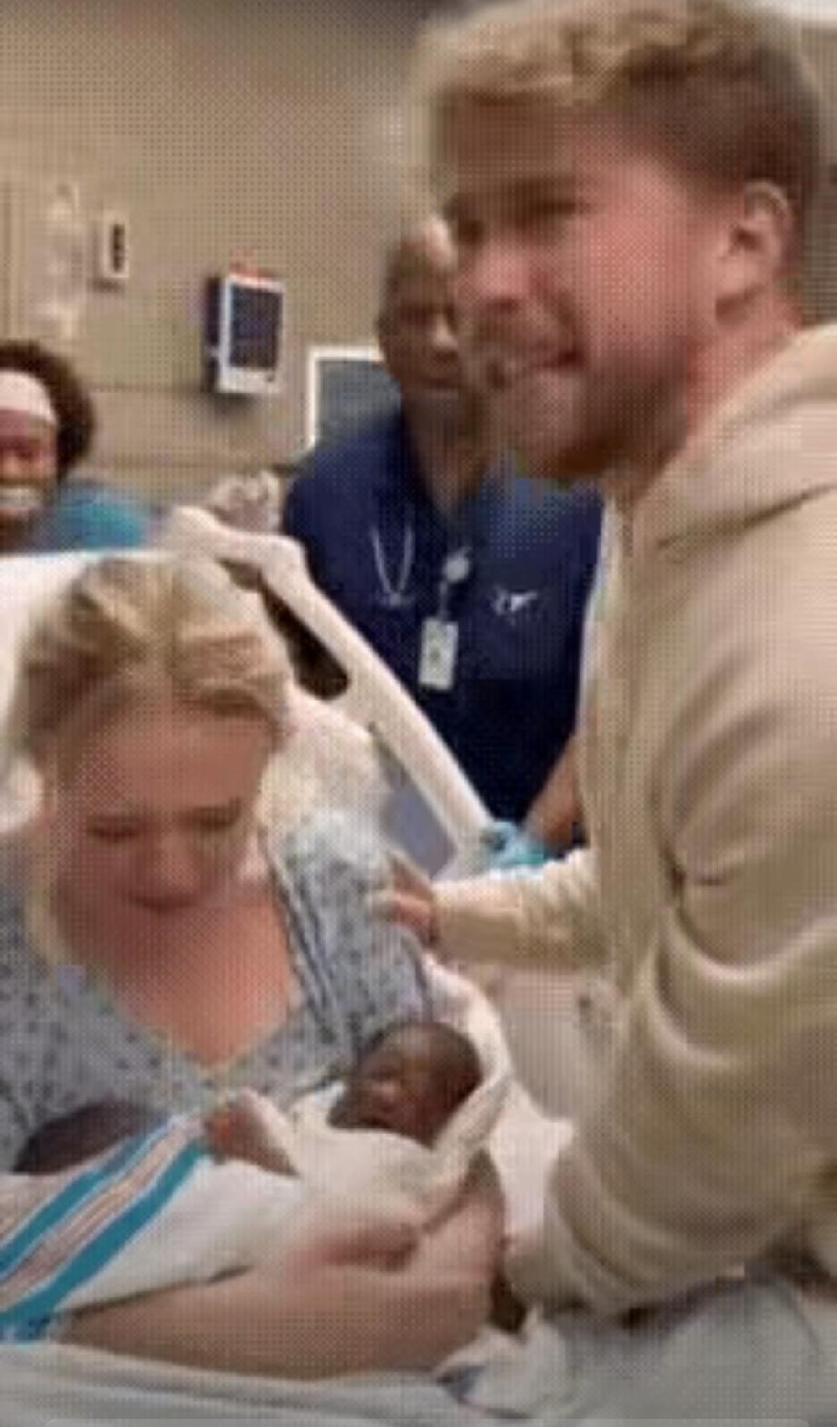 这个男人崩溃了！
孩子出生了，孩爹不是我！
本来是迎接新生命的欣喜时刻，
可看到