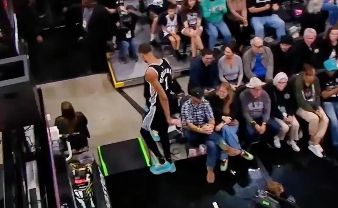 文班亚马又倒了！乔治这一撞，可能撞飞马刺5000万？

今日马刺主场迎战76人，