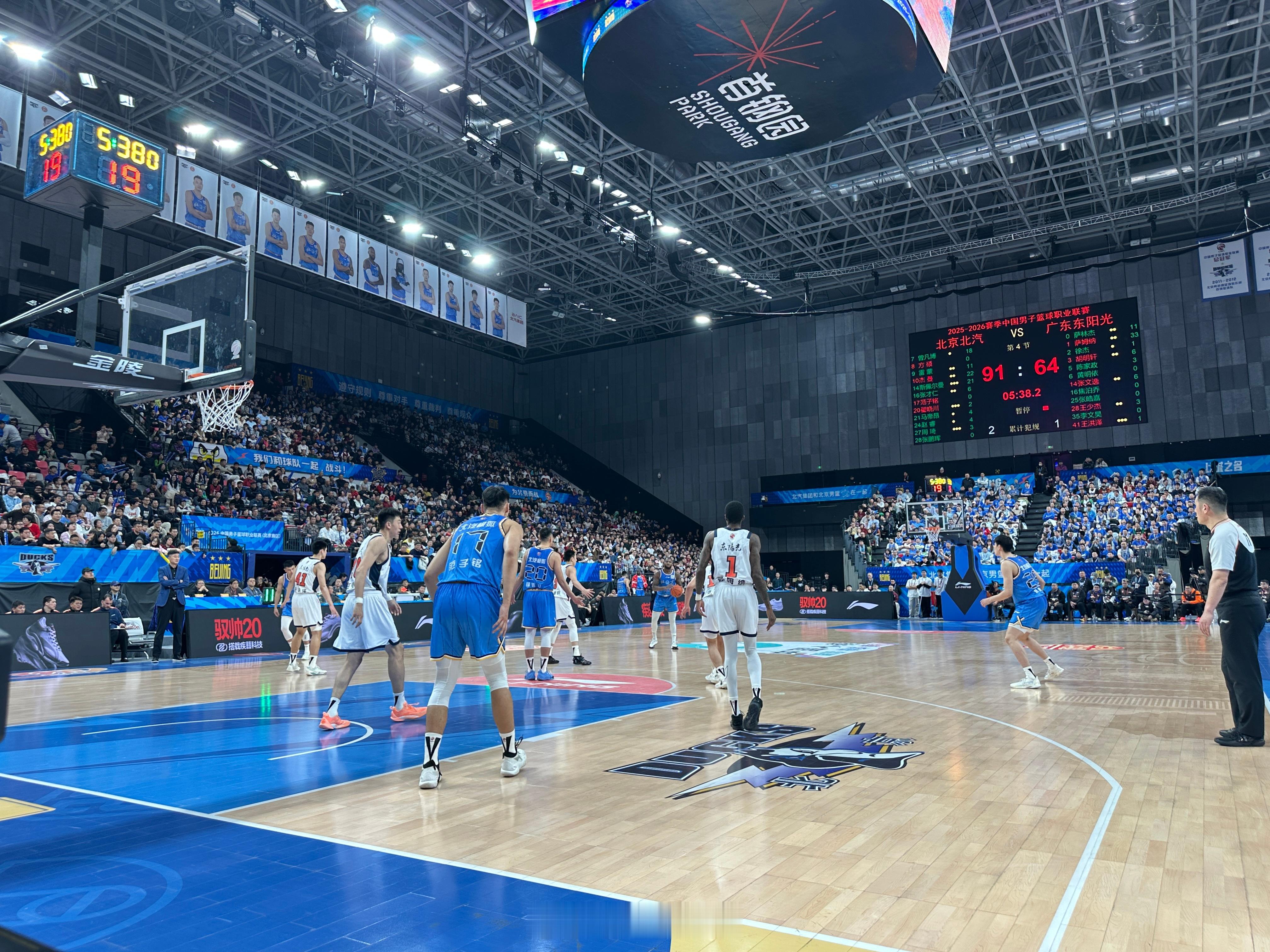 北京男篮vs广东男篮 5分钟，25分，首钢练练小张！ 北京·首钢冰球馆