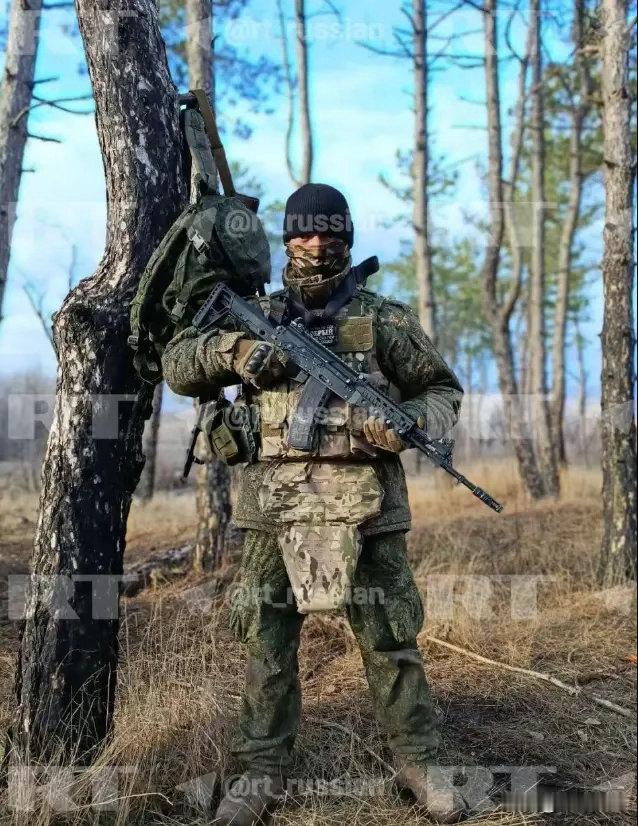 俄军1个士兵就杀穿两条街，震撼俄军前线司令部！俄军一名士兵，河里摸爬12公里，躲