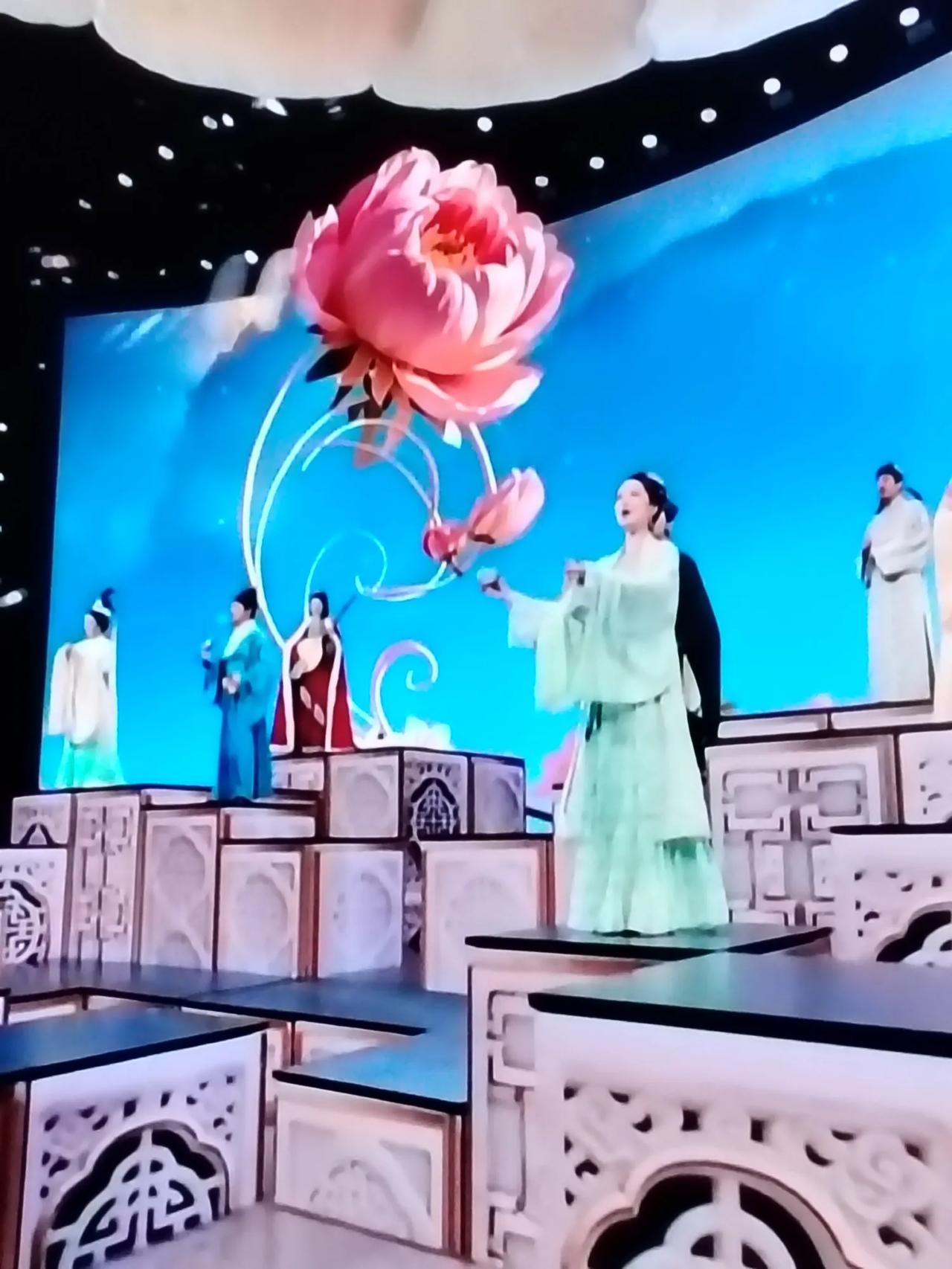 上联：祥龙翘首吉祥到，请对下联：宝马奋蹄瑞宝来。