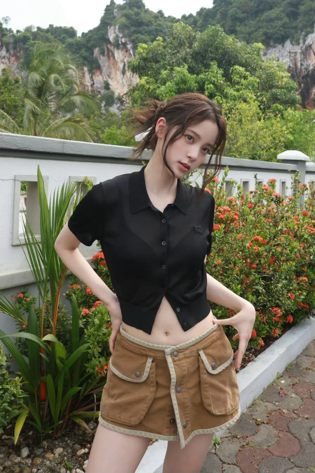 欧阳娜娜私服穿搭：黑色衬衫小短裙，甜美且慵懒