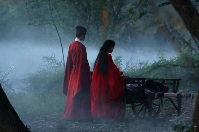 于正晒出网友拍的周柯宇赵晴同框，传递 “爱自己为中心” 的态度，画面养眼又富含人