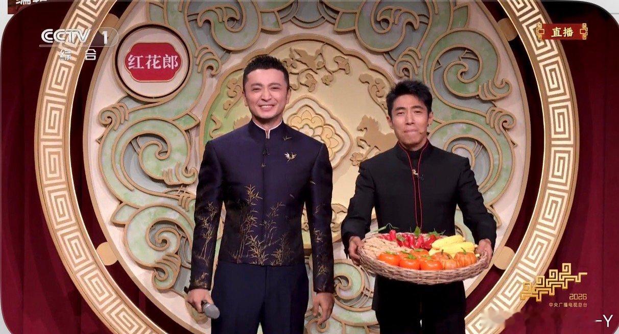 这个节目太诡异了所有人拿个竹盘摇来摇去里面的东西完全不掉下来舞台表演也得符合基本