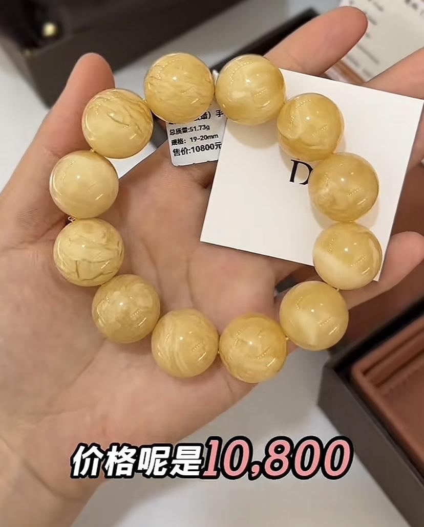 胖东来的蜜腊手串卖的特火，对比一千多元到上万的，发现品质差距很大。首先四五千以上