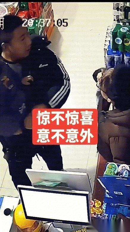 真的，眼泪都给我笑出来了。
就老公轻轻拍了下我的脸，逗着玩的那种，你知道吧？
结