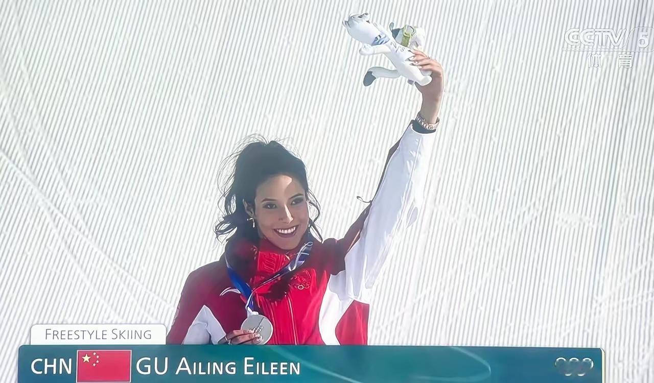 谷爱凌拿到冬奥中国第一块银牌！两次输给同一个人，去年差格雷莫德0.33，今年差0