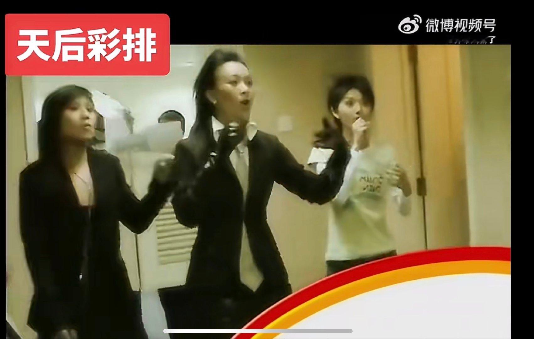 疑似浪姐早期训练室格局打开！没有华丽场地，厕所也能认真彩排，实力派从不挑环境那英