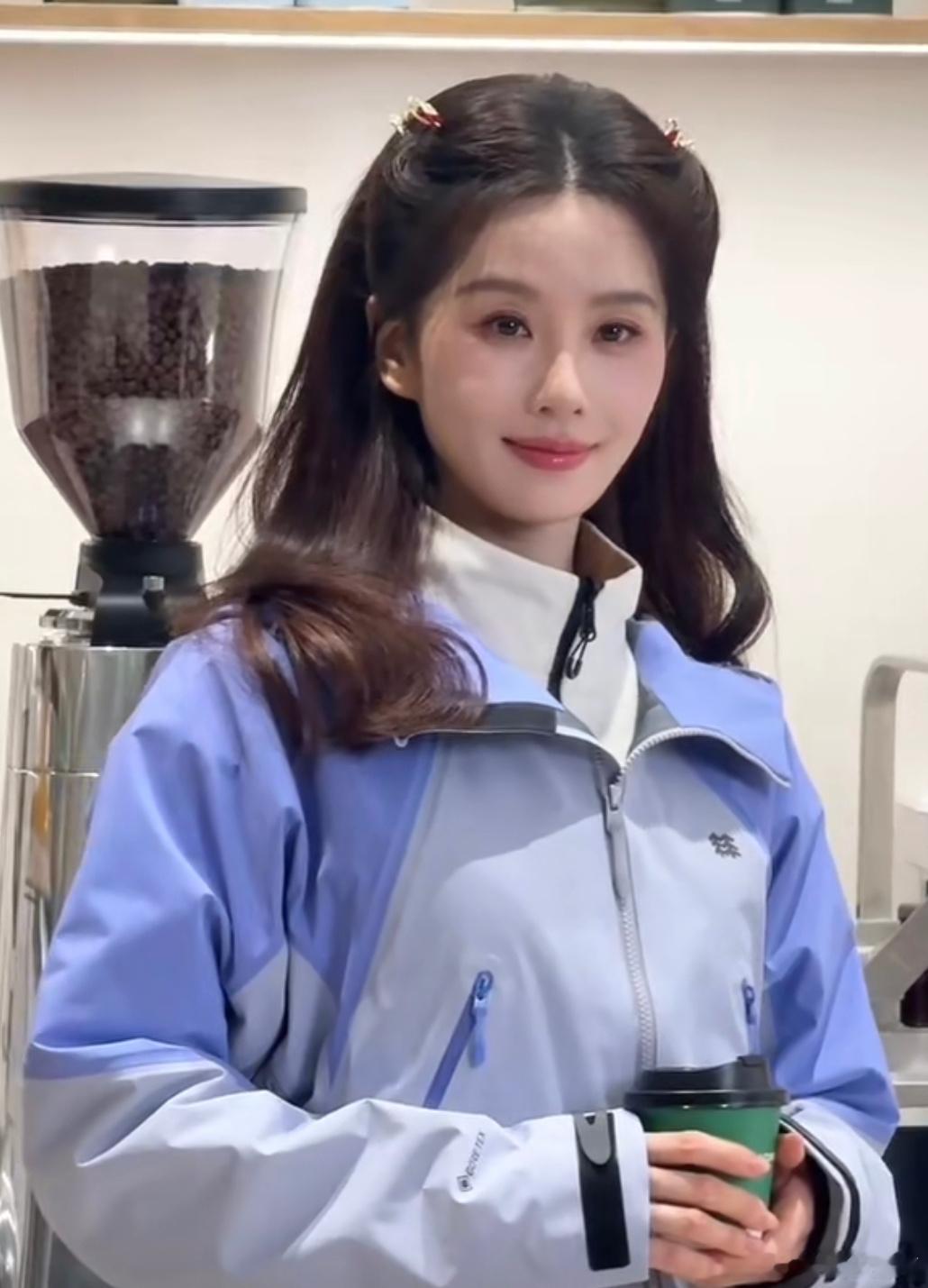 刘诗诗活动直拍，好甜好温柔，龙葵本就是公主啊