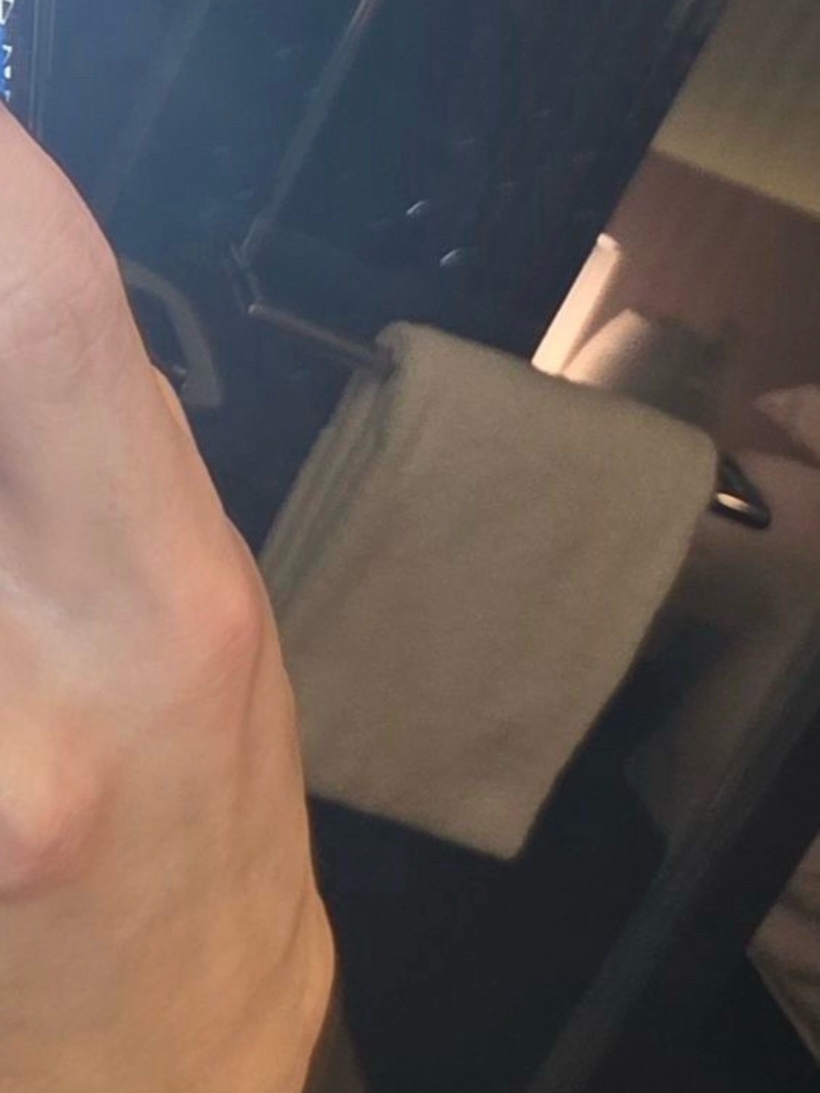 最好品的就是他这张自拍是实时在酒店自己房间的淋浴室镜子前拍的发完骚图立马溜走说去