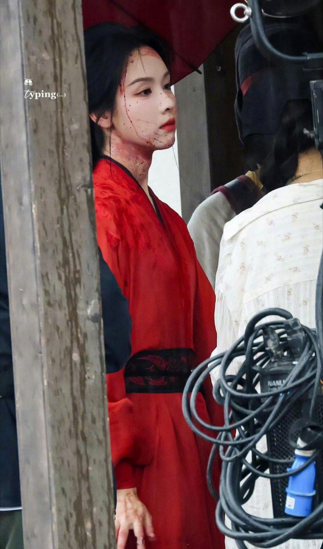 陈都灵在新剧《翘楚》里面的红衣浴血路透，整体都是红色，浴血奋战的陈都灵，少了点豪