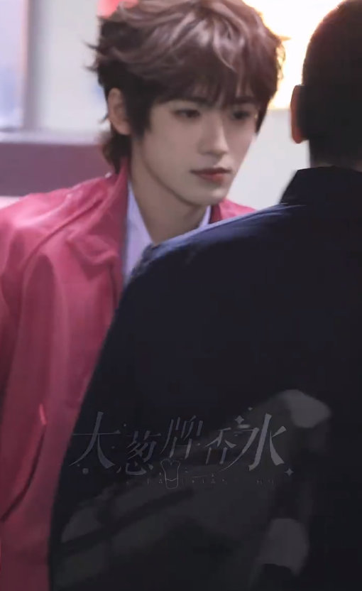 宋亚轩粉色皮衣卷毛 宋亚轩国乐无双粉皮衣look 宋亚轩粉色皮衣卷毛，宋亚轩国乐