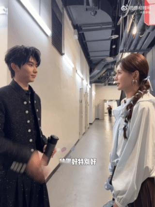 马嘉祺又给沈梦辰敬礼了 谁的回忆被唤醒了！沈梦辰喊“小马好久不见”，马嘉祺敬礼回