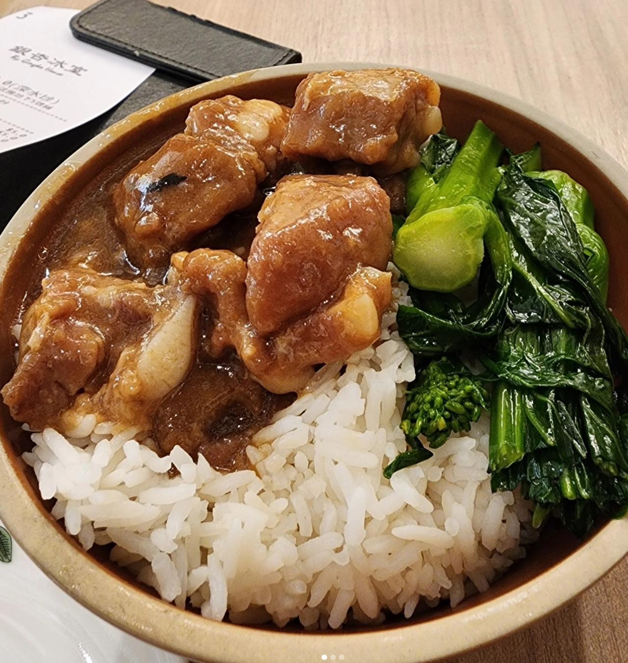 内地网友偶遇一家白粥两块、梅菜扣肉饭 16 块的香港茶餐厅。便宜的简直令人难以置
