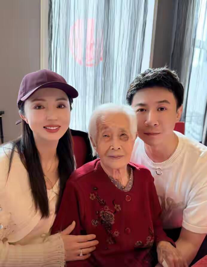 ❤董璇大年初九回婆家，一家21口合照很温暖 