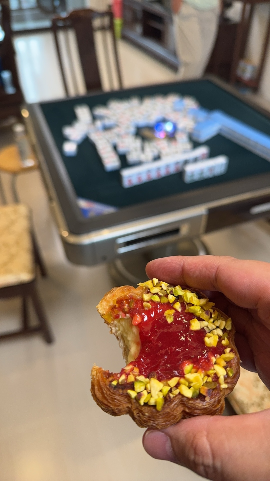 本来是打健康麻将……吃了个热量炸弹的蛋挞后，就变不健康麻将了！