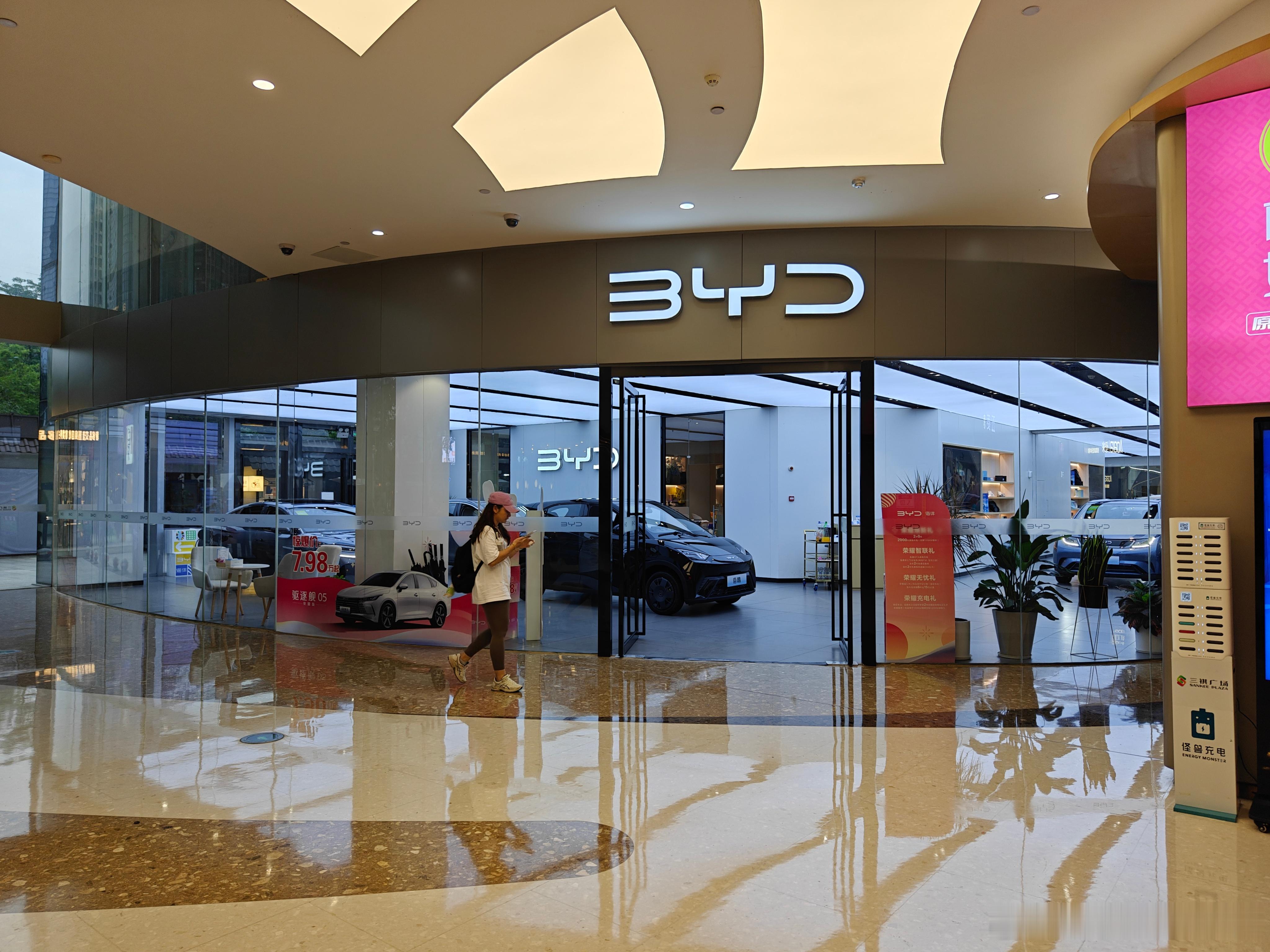 海狮07到店速度有点慢，路过一个市中心的大型商超店，展车还没到位[思考]不能总指