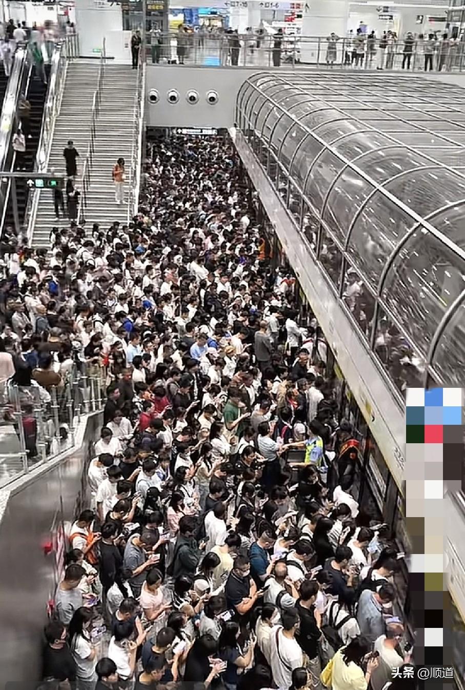 这才叫挤地铁。