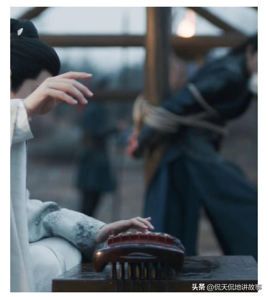 虽然剧中这个人物人设就是爱装、想模仿诸葛亮摇扇抚琴，走君子六艺人设，就算弹琴不精