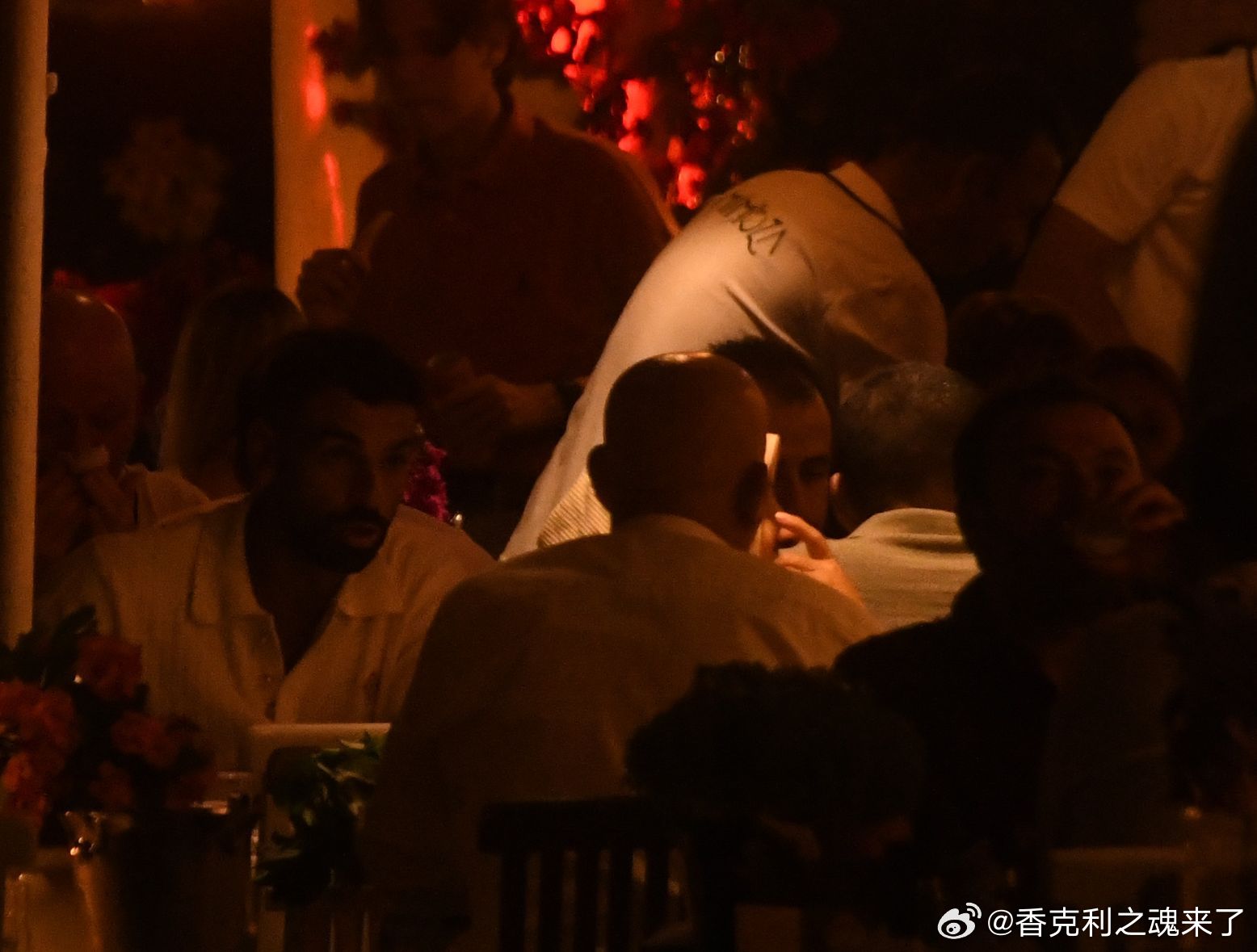 土耳其报纸透露萨拉赫与七位朋友在古穆斯卢克区的一家鱼餐厅共进晚餐。账单总额约为6