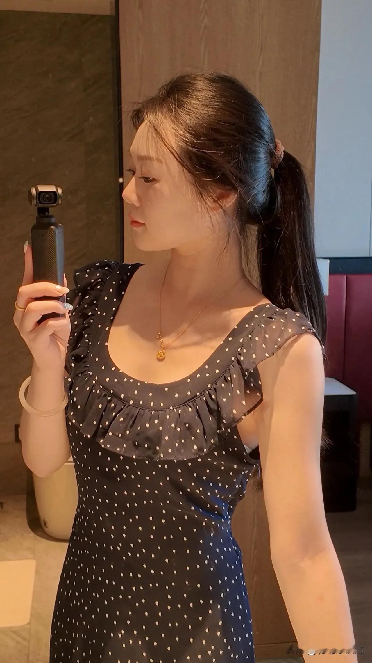 自拍女孩的日常  
镜头前，每一帧都是对生活的热爱。  
捕捉瞬间，定格自信光芒
