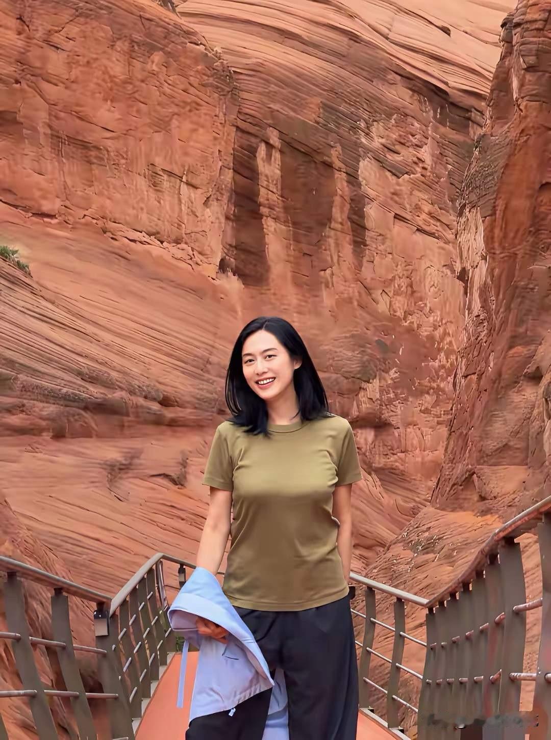 大家熟知的“紫霞仙子”。这组照片是她前往陕西榆林波浪谷景区游玩时拍摄的。

背景