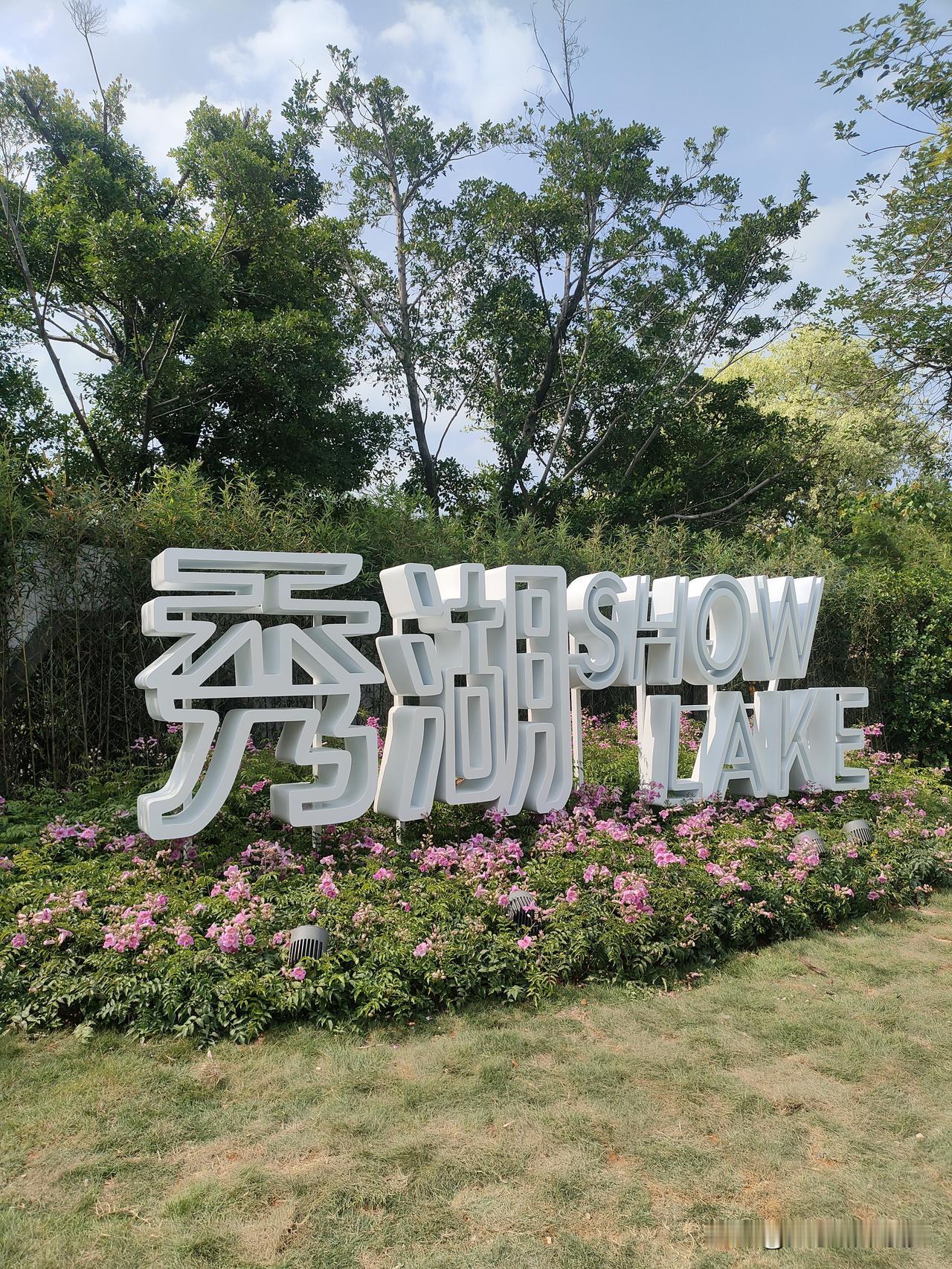 五一假期，全网都在奔赴人山人海。
人人扎堆网红景点、跟风打卡同款路线，奔波拥挤，