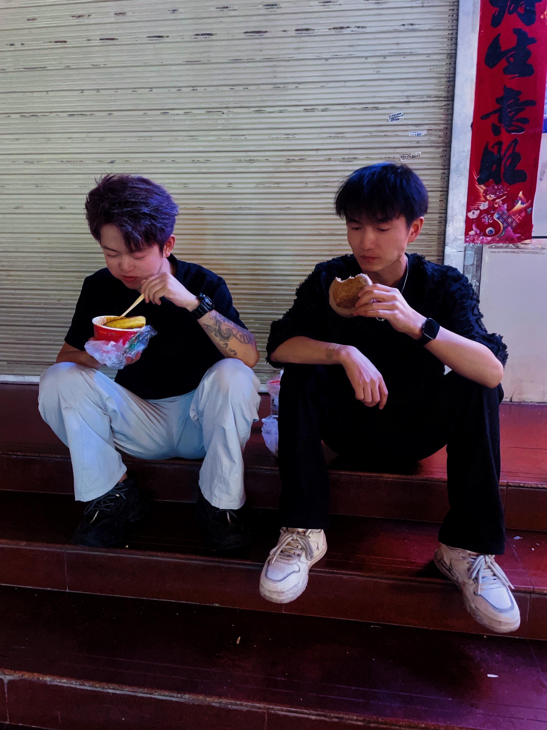 生活就是每天破破烂烂，缝缝补补