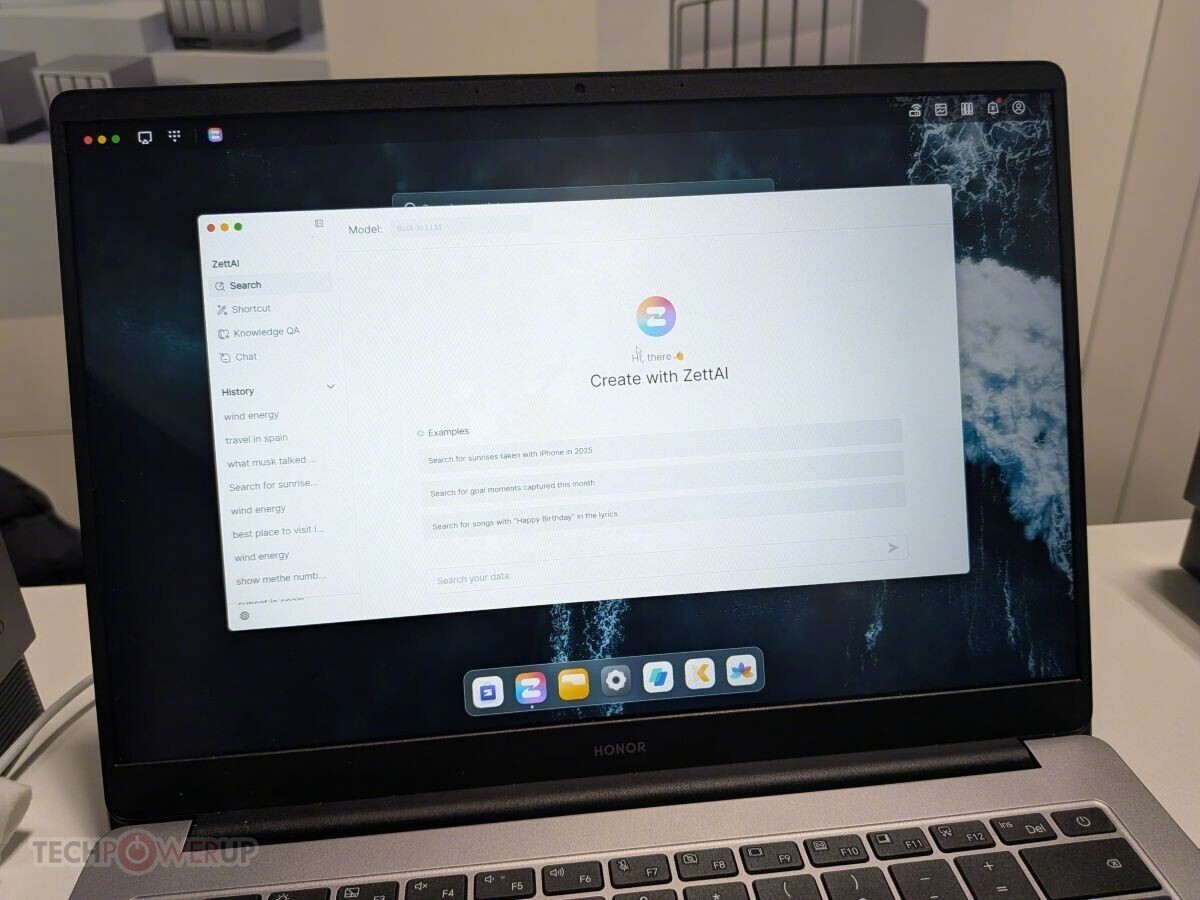 你可以把它想象成一个超大型、特别聪明的“移动硬盘盒”。它专门放在你家，用来存全家