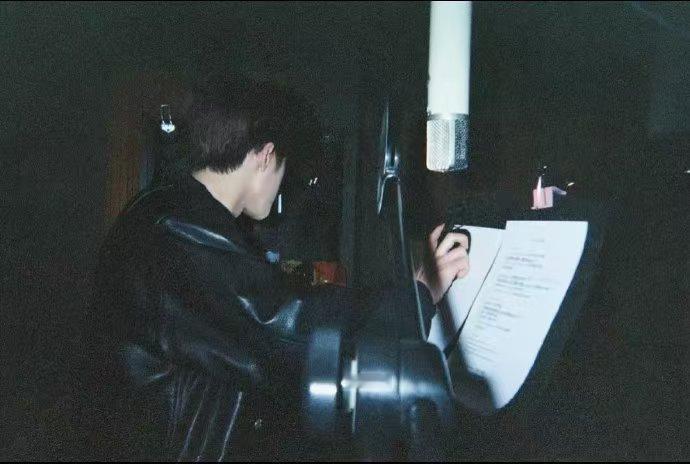 檀健次录音棚收工照，期待，