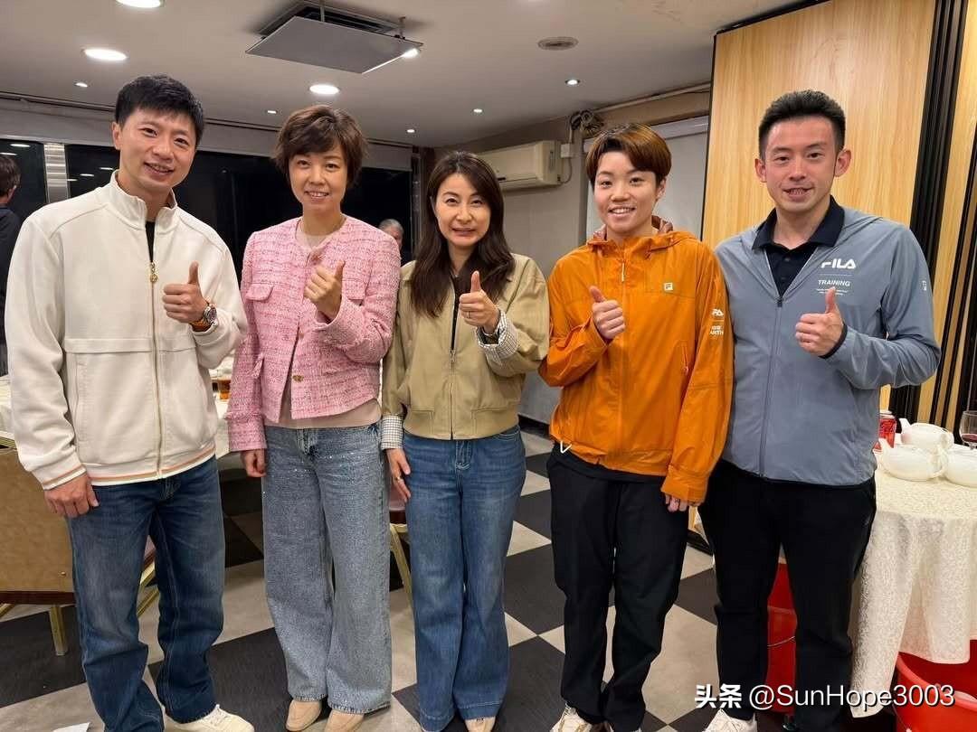 杜凯琹和马龙合影，激动的说不出话。

今天龙队在香港理工大学，郭晶晶也过来了，