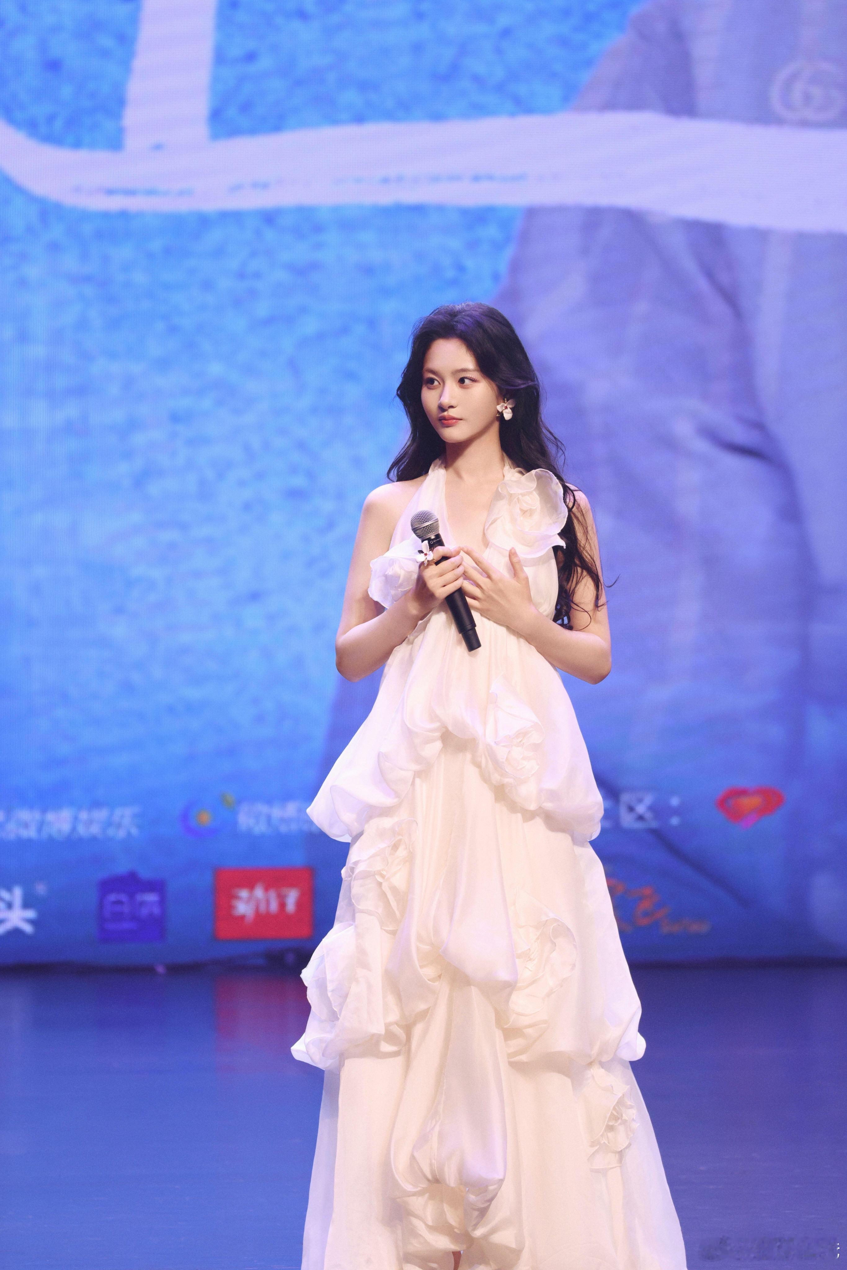 柔纱承梦序[抱一抱]音乐会上的赵晴就这样美美的入金陵 ​​​