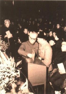 1963年，黄欧东在辽宁省第三届人民代表大会第一次会议上投票选举。