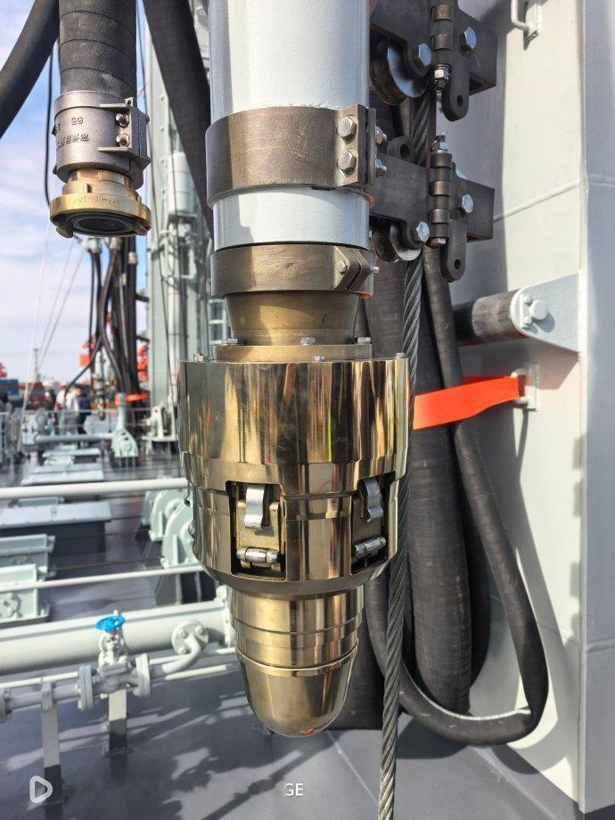 902“东平湖”舰液货补给门架，位于舰体舯部靠前位置，是双站双向、四管路并行补给