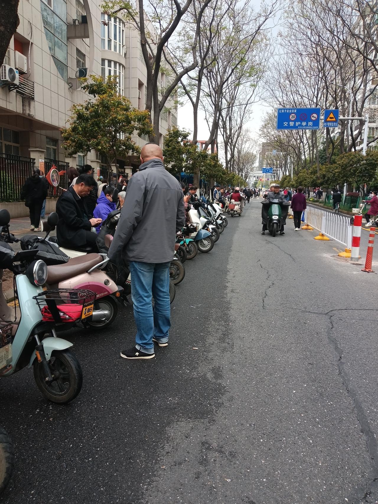 校门口，排成队接送孩子，说不能说，打不能打，个个当保宝。
养老院，老人当个草，在