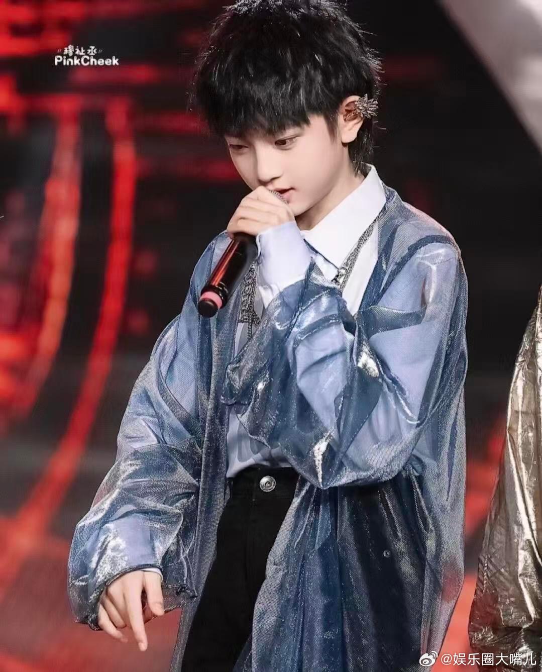 铠甲勇士热播时穆祉丞才两岁周五晚高疯 看到穆祉丞cos帝皇侠，突然想起铠甲勇士热