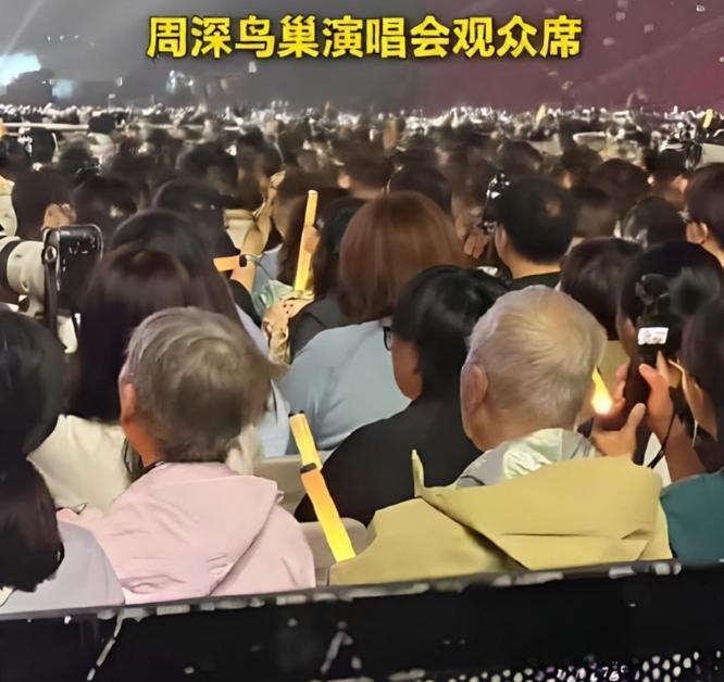 9月26日鸟巢，周深唱到《浮光》里那句「漫漫人间 留恋流连」，镜头扫过观众席，两