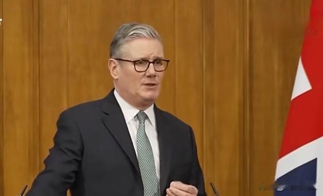 记者:“您认为特朗普真的在考虑军事行动占领格陵兰吗？”

斯塔默:“我不这么认为