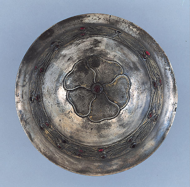 日本美秀美术馆藏公元前2世纪至前1世纪伊朗地区制作的嵌宝石的花纹银杯 