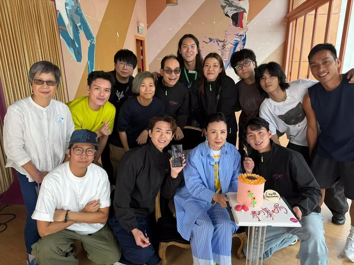 【藝人】汪明荃迎78歲生日 工作拍檔周嘉洛阮浩棕為其慶生汪明荃（Liza）今日（