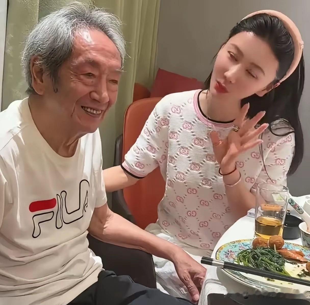 说起老戏骨王奎荣，想必大家都不陌生。他和妻子小满年龄相差三十多岁，站在一起确实有