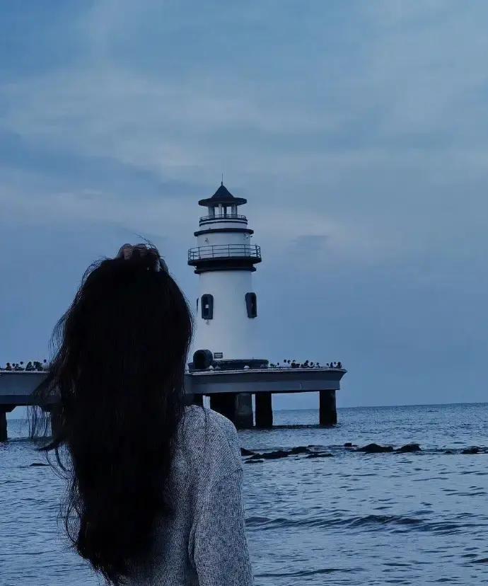 发量越多越怕热？真相扎心了
 
头皮每平方厘米挤着120根头发，比正常人多30根